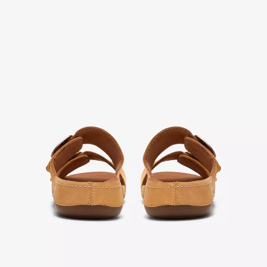 Γυναικεία επίπεδα σανδάλια Cecily Step από νουμπάκ σε ανοιχτό χρώμα ώχρας Γυναικεία επίπεδα σανδάλια Cecily Step από νουμπάκ σε ανοιχτό χρώμα ώχρας