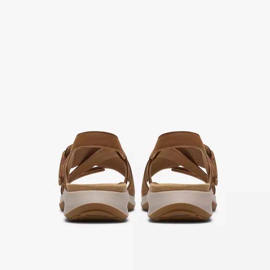 Γυναικεία επίπεδα σανδάλια Maelynn Gem σε χρώμα Tan Nubuck Γυναικεία επίπεδα σανδάλια Maelynn Gem σε χρώμα Tan Nubuck