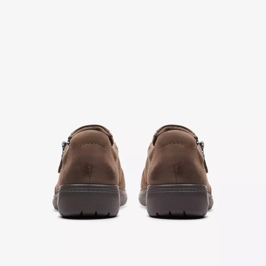 Γυναικεία παπούτσια Carleigh Ray Slip-ons από νουμπάκ σε χρώμα ταούπε Γυναικεία παπούτσια Carleigh Ray Slip-ons από νουμπάκ σε χρώμα ταούπε